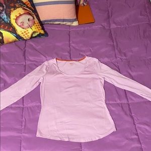 Boden scoop neck tee with shirt tail hem.